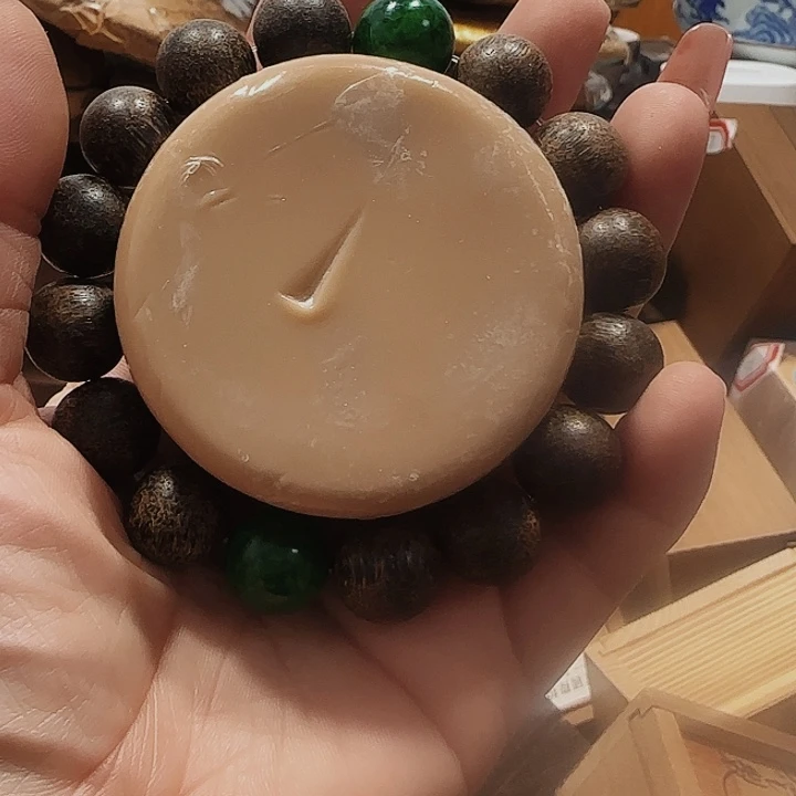 石英石非金属又****?精美手手链链一个