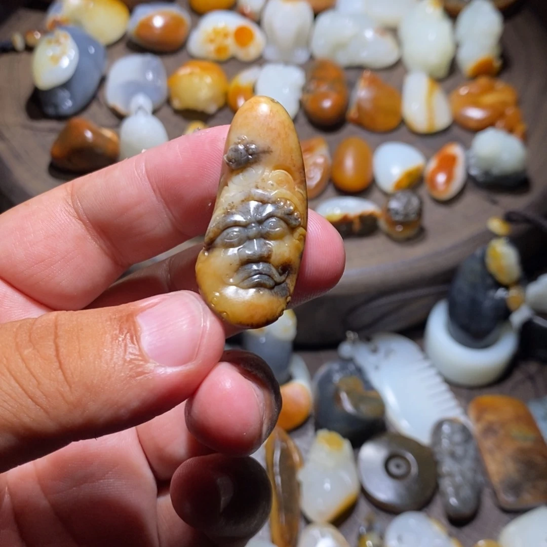 摩***托和田玉未镶嵌颈饰