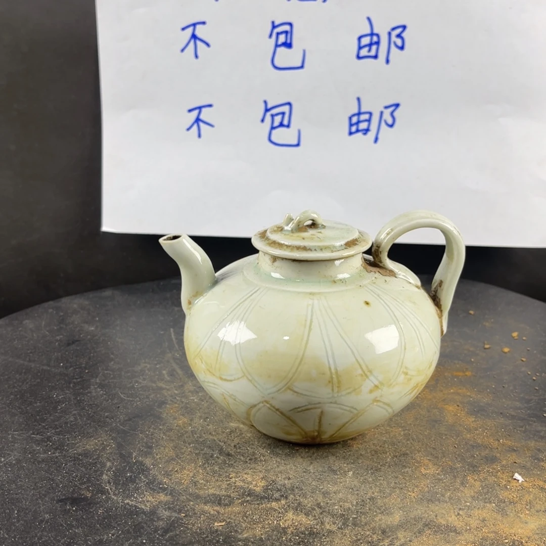 罐漂亮的小瓷器和