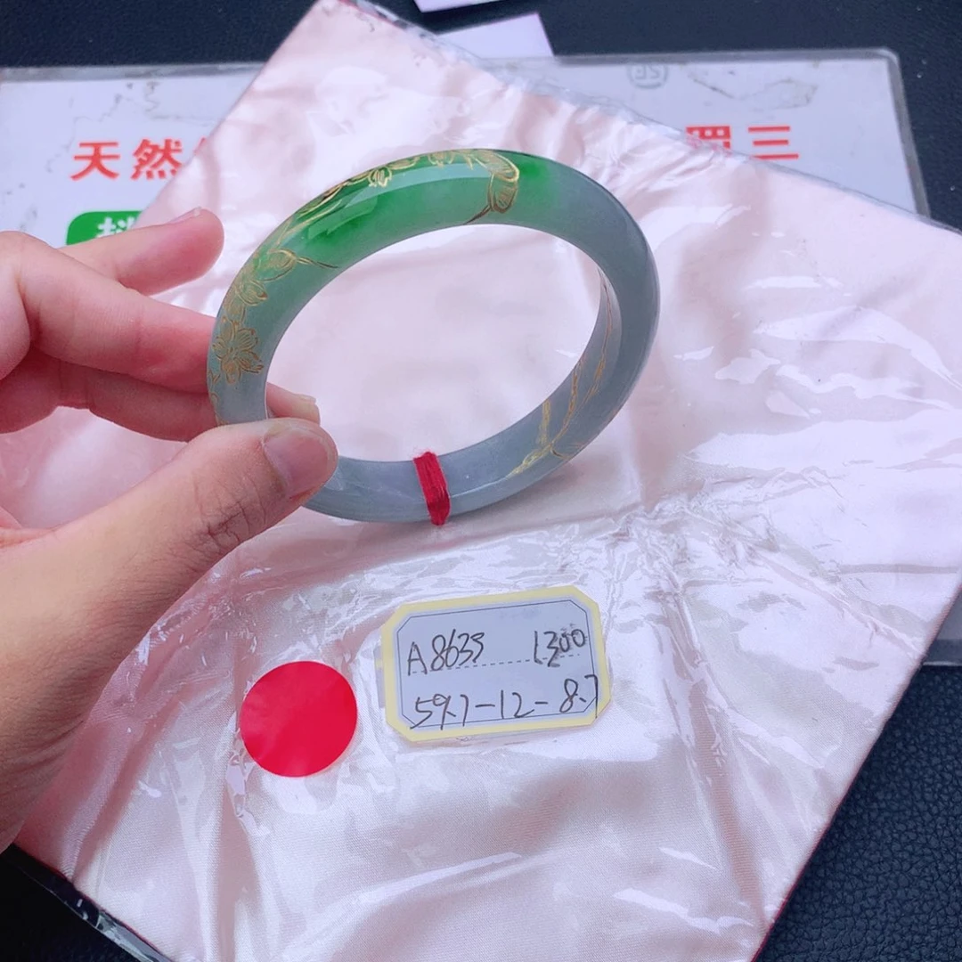 翡翠手镯未镶嵌翡翠