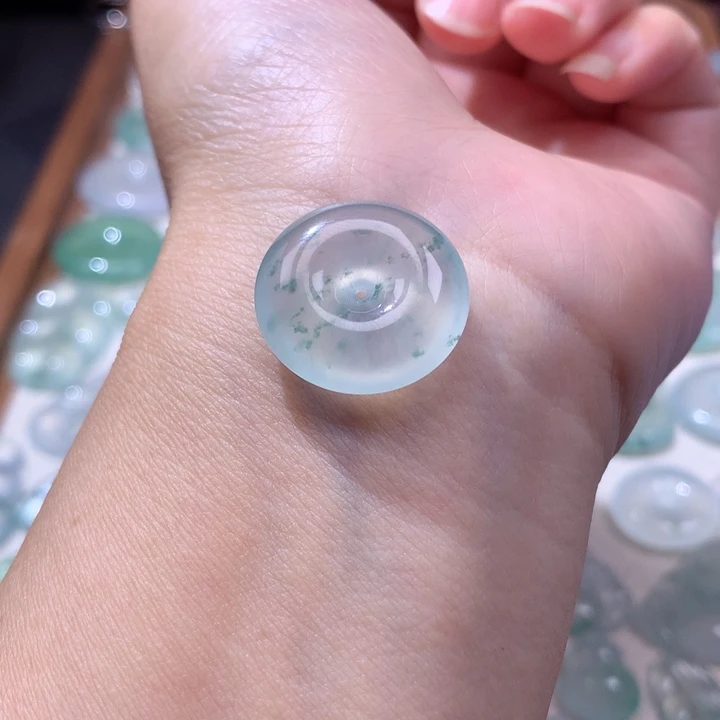 颈饰未镶嵌翡翠高冰飘花肥扣子