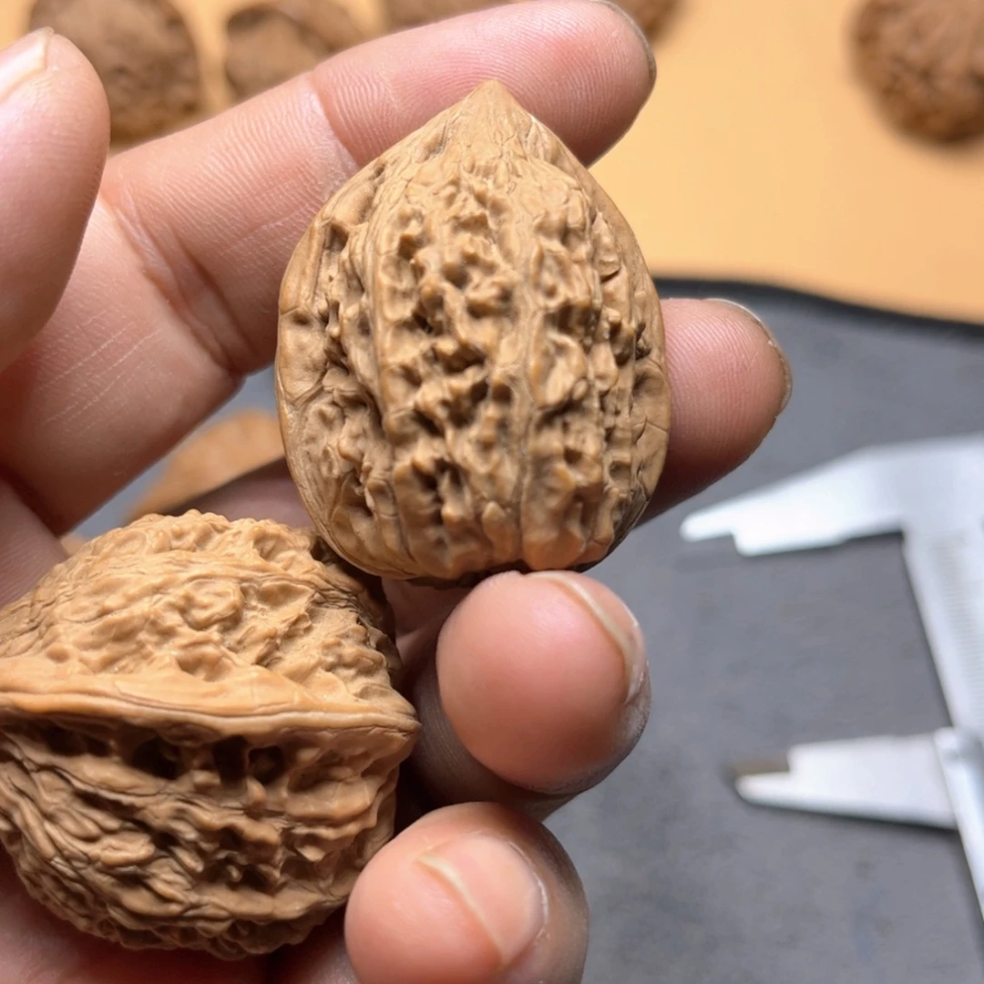 本***安把件文玩核桃鸡心