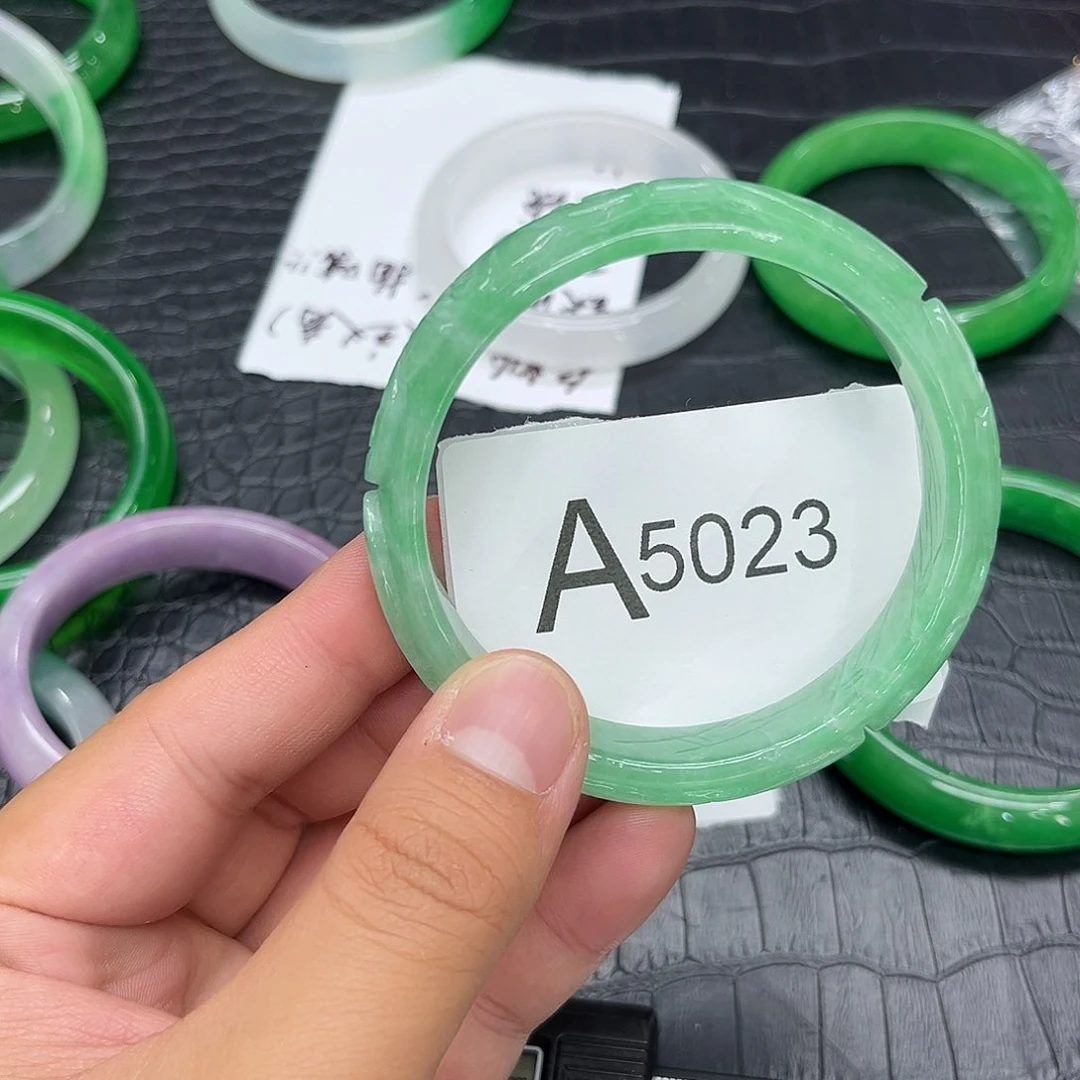 翡翠手镯未镶嵌默认瑕疵