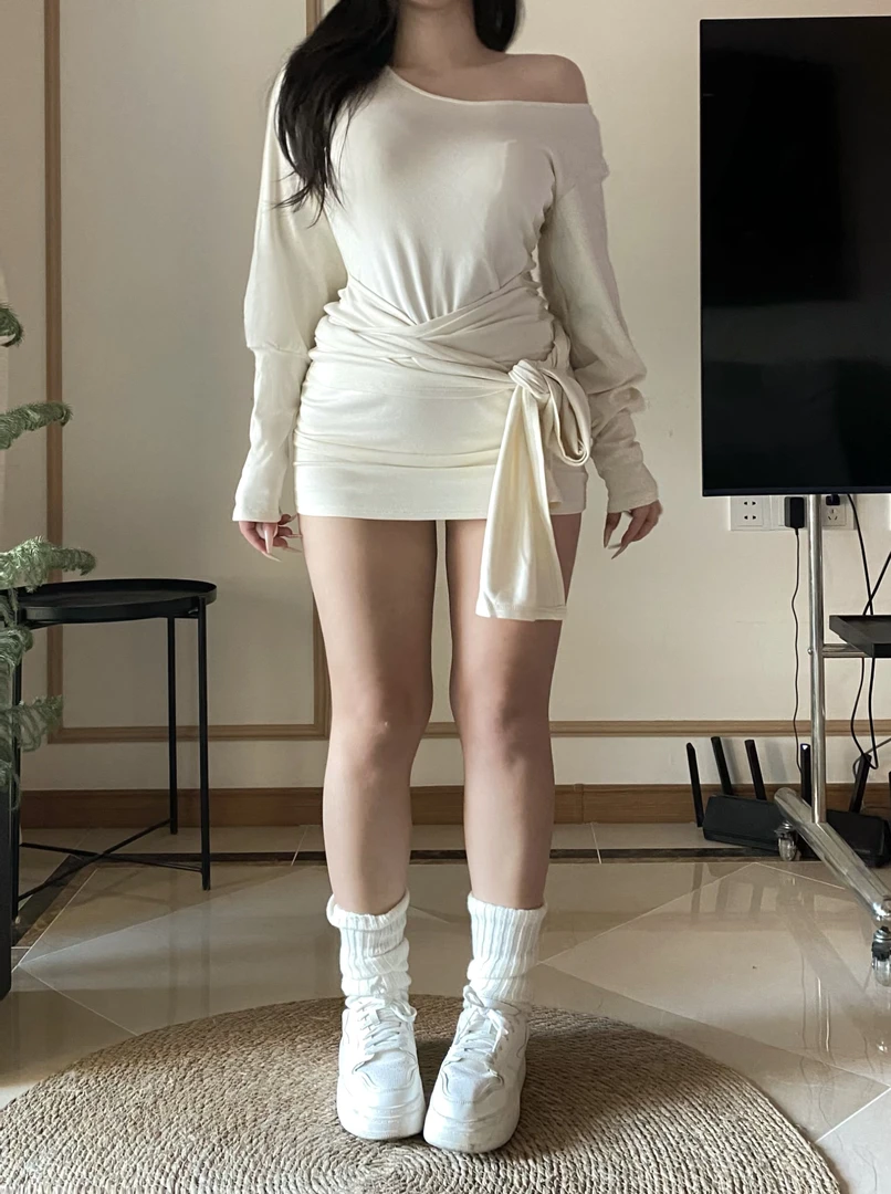 纯色奶茶单肩露肩心机约会纯欲包臀裙出游收腰绑带短款连衣裙