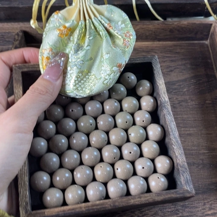 泥塑白龙涎1.5瑕疵珠香包约50克