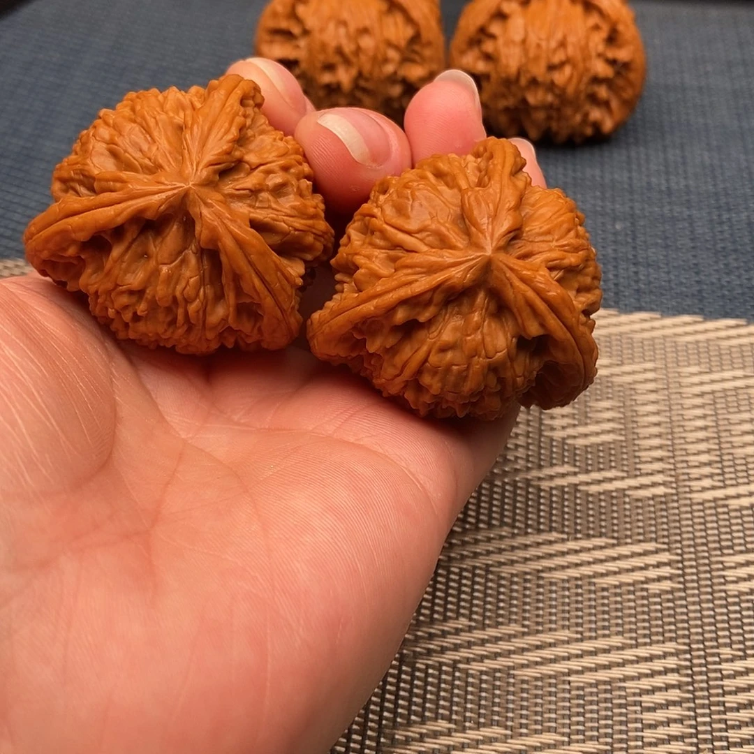雷***到文玩核桃吊坠三棱