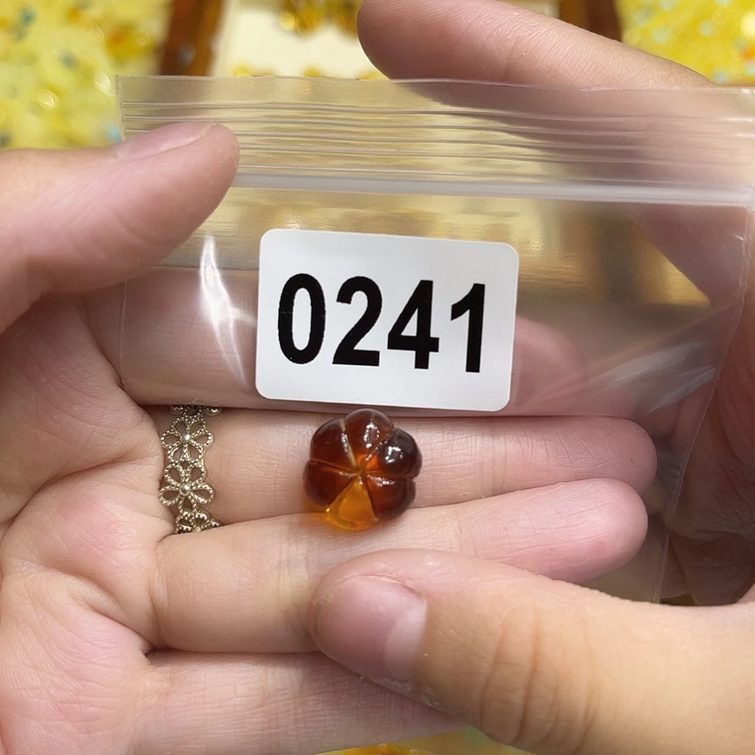 琥珀未镶嵌颈饰蜜蜡