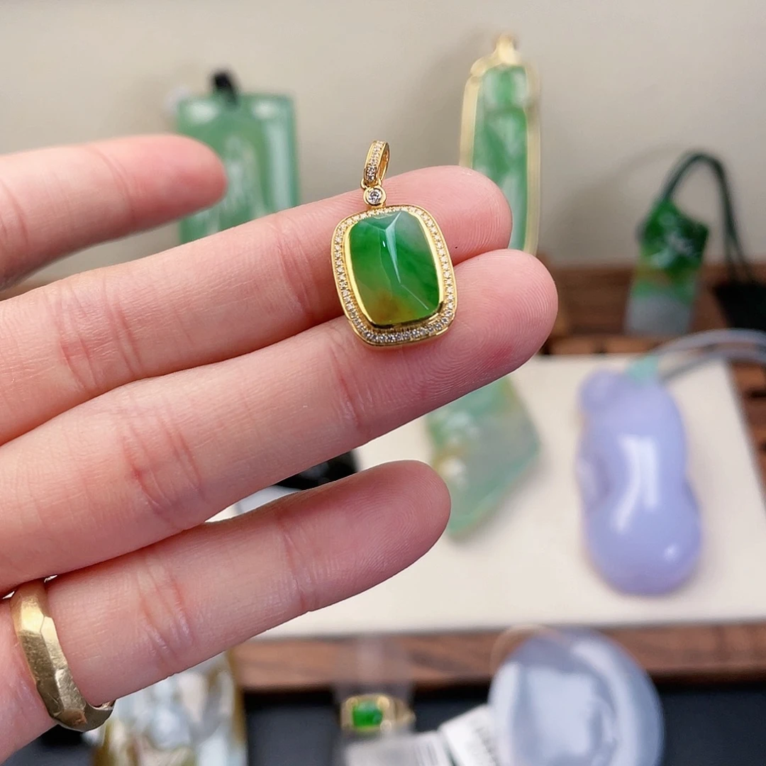 翡翠18K金镶嵌颈饰