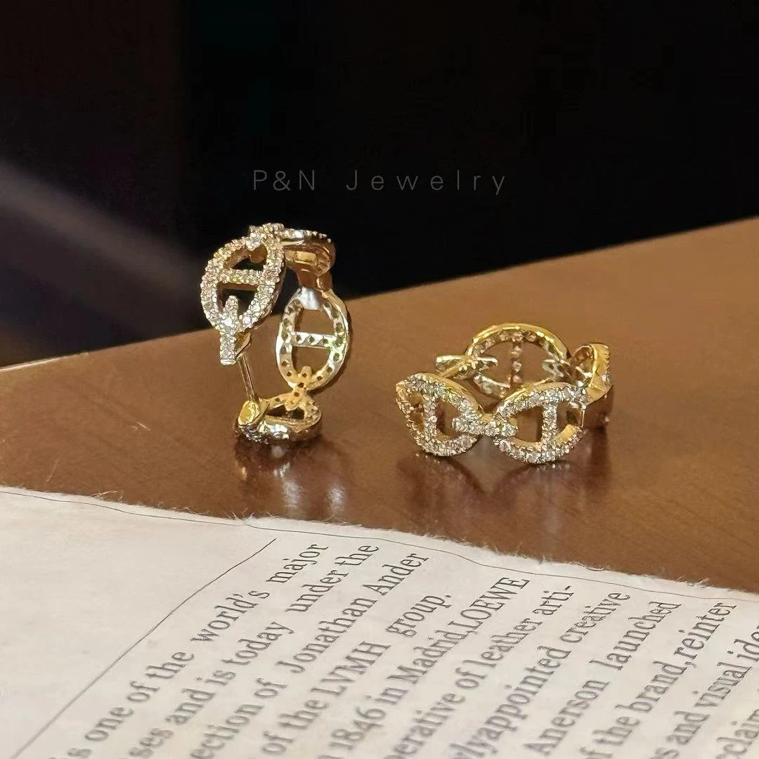 p&n 铜合金合成锆石耳饰 秋冬复古好物流光风猪鼻扣耳饰【短视频】