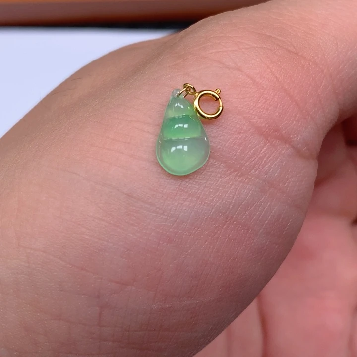 薛***埼翡翠18K金镶嵌颈饰