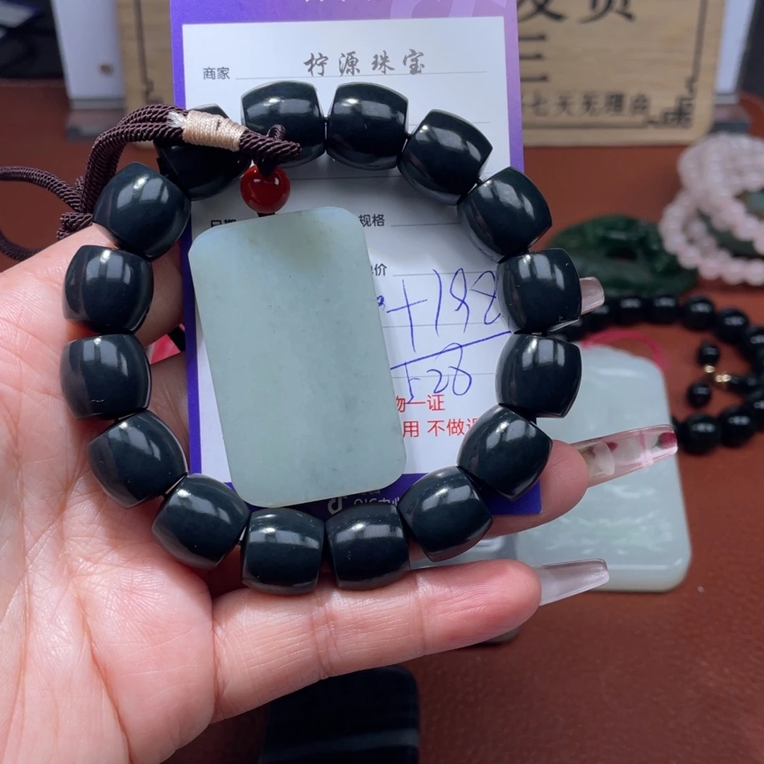 咬***松和田玉未镶嵌挂件