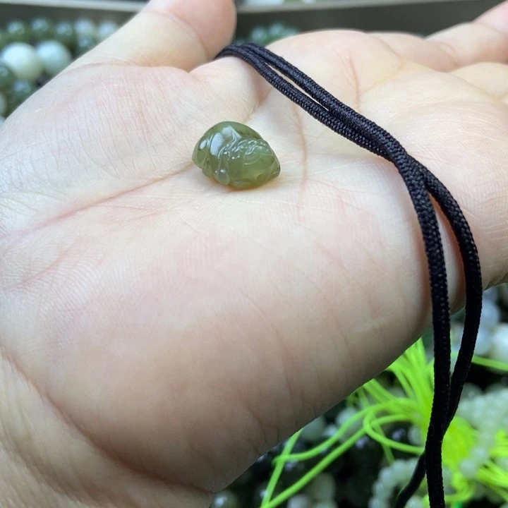 和田玉（糖玉）未镶嵌颈饰随机发一加绳子