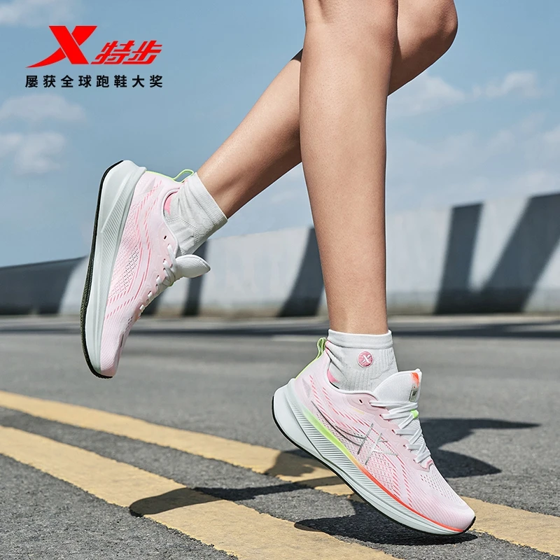 特步飞速6.0跑鞋女2025夏新品网面透气软底女休闲鞋975218110006