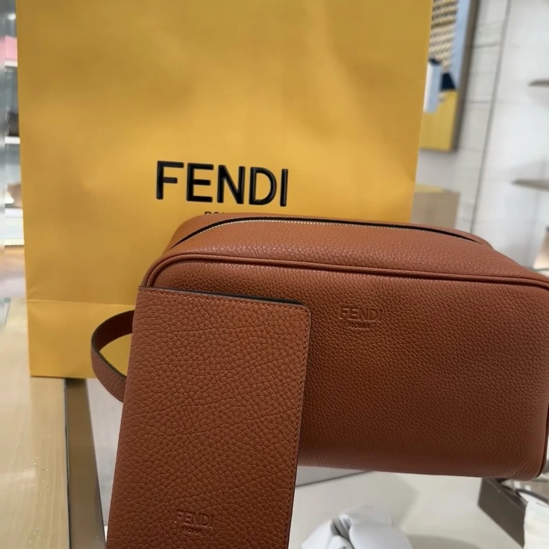 全新未使用 FENDI/芬迪 蔚蓝/焦糖色手拿包+护照夹