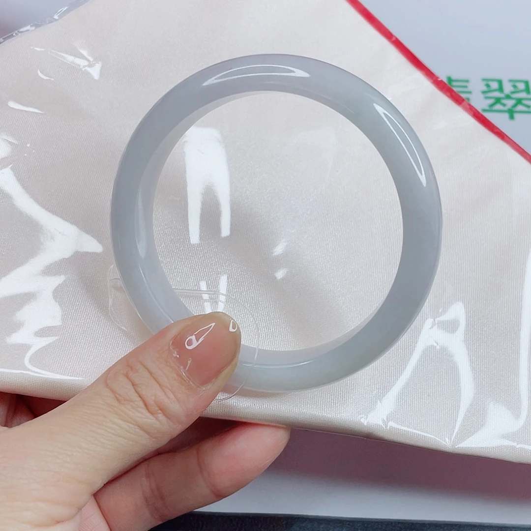 翡翠手镯未镶嵌心****?手镯