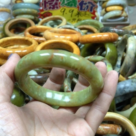 未镶嵌蛇纹石玉手镯?**红
