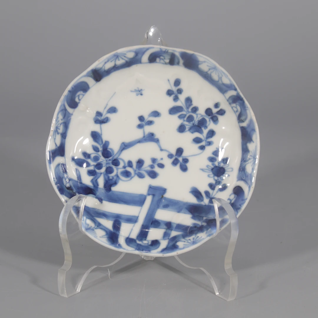 青花花卉纹花口碟     H501-048