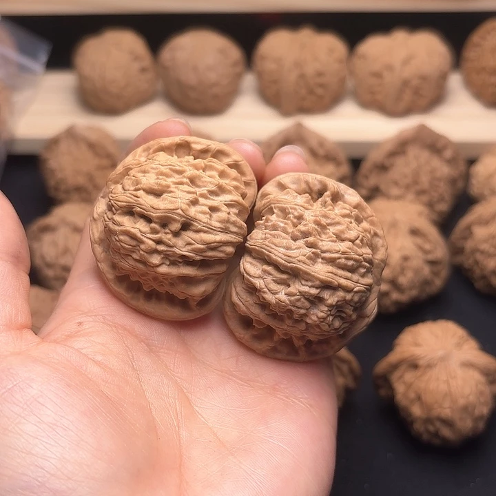 文玩核桃吊坠45白狮子
