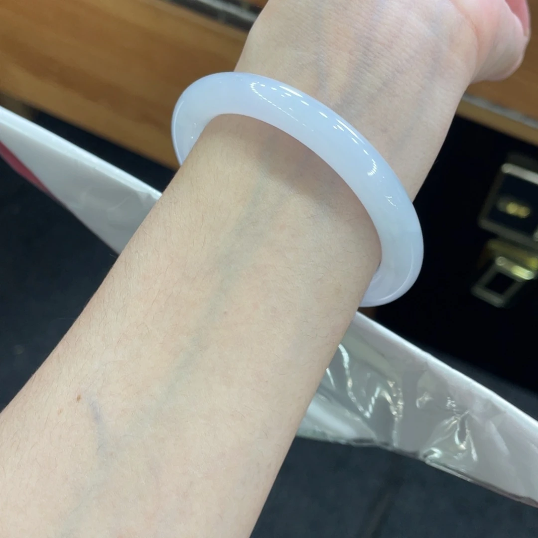 未镶嵌手镯翡翠卡53.8圆条，荔枝肉