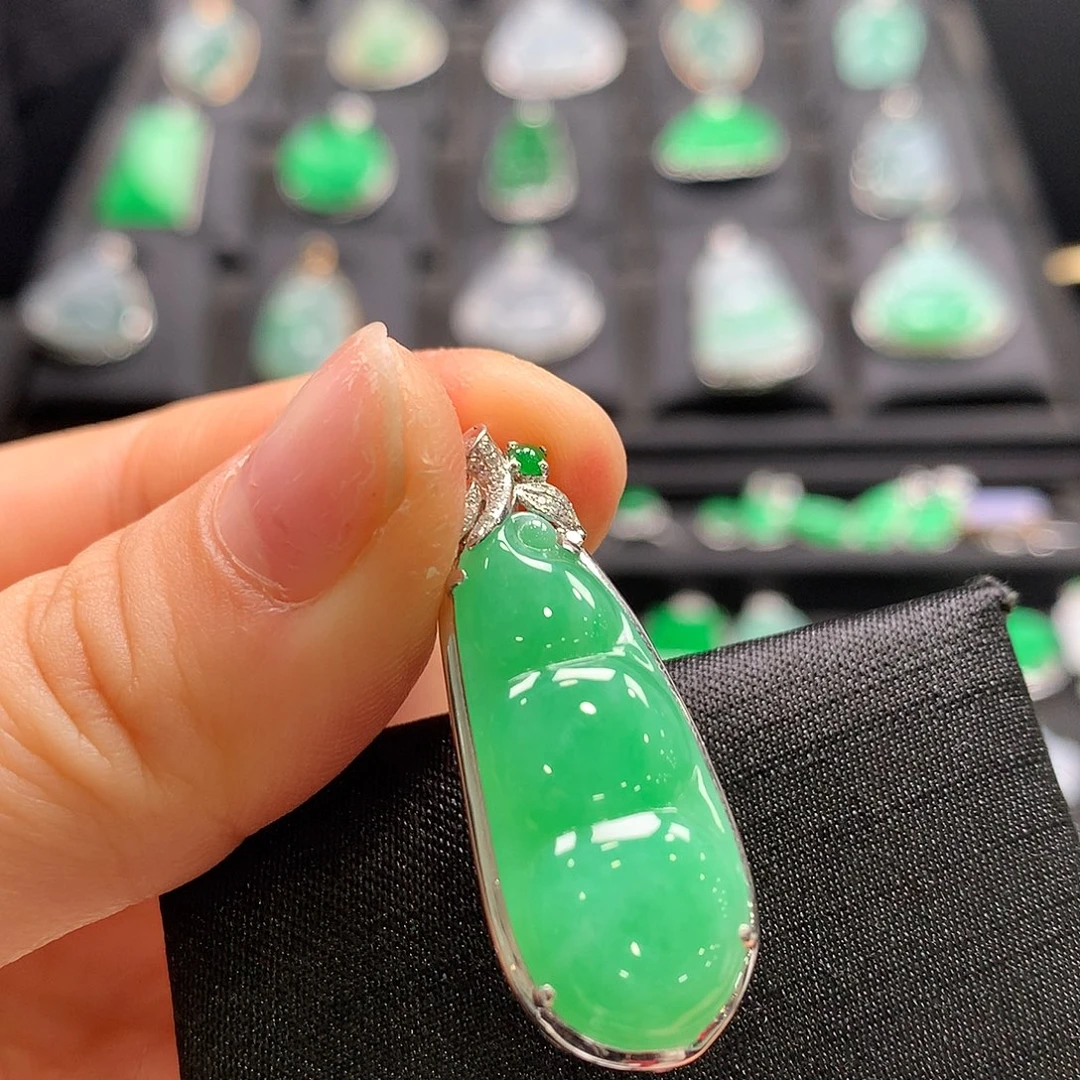 翡翠18K金镶嵌颈饰福豆