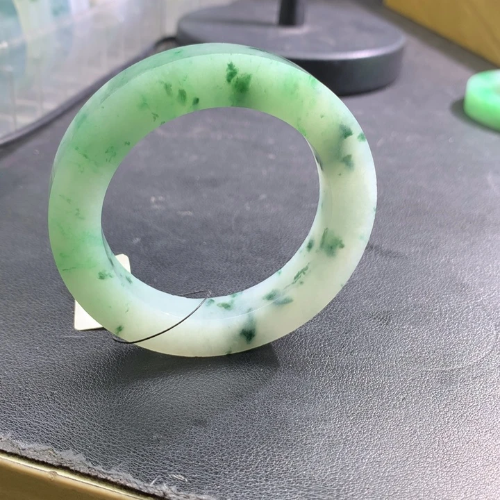 未镶嵌翡翠手镯定制翡翠