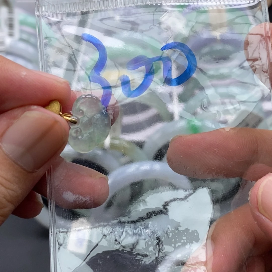 翡翠手镯未镶嵌吊坠