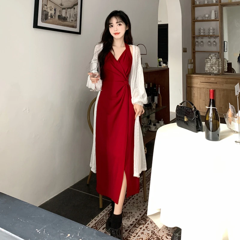 大码女春秋季2025新款胖mm遮肚显瘦高级感法式红色挂脖吊带连衣裙