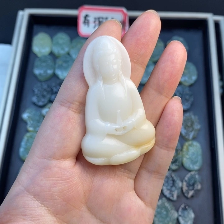 岫玉未镶嵌颈饰素衣观音