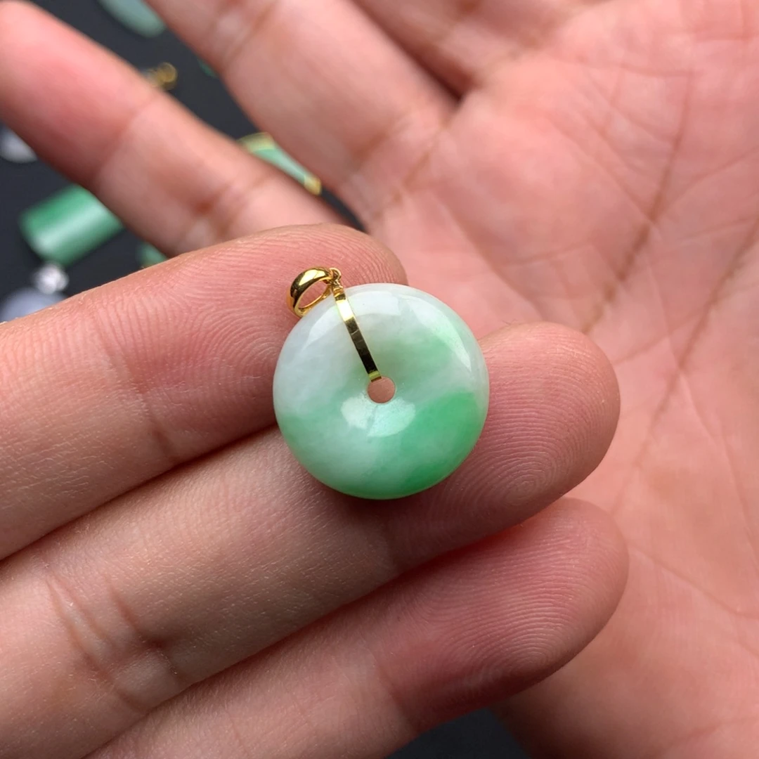 翡翠18K金镶嵌颈饰平安扣