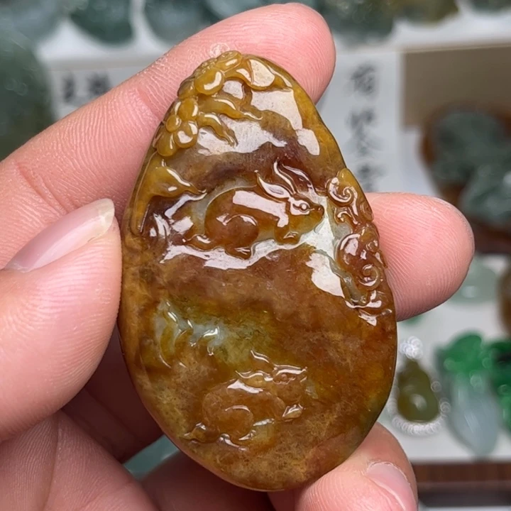 翡翠未镶嵌颈饰小白兔