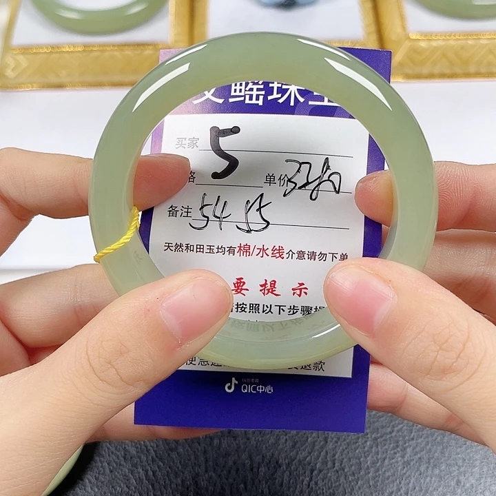 王***°未镶嵌手镯和田玉
