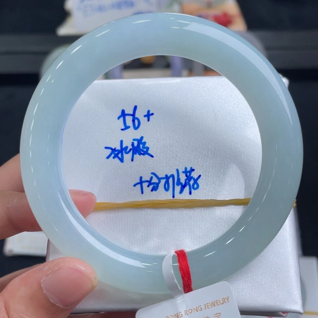 翡翠手镯未镶嵌翡翠手镯