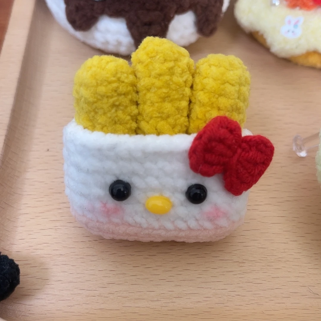 手工编织 薯条Kitty胸针