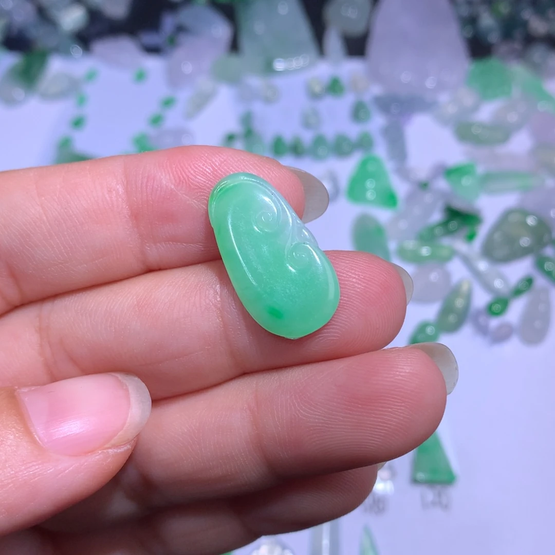 翡翠未镶嵌颈饰如意