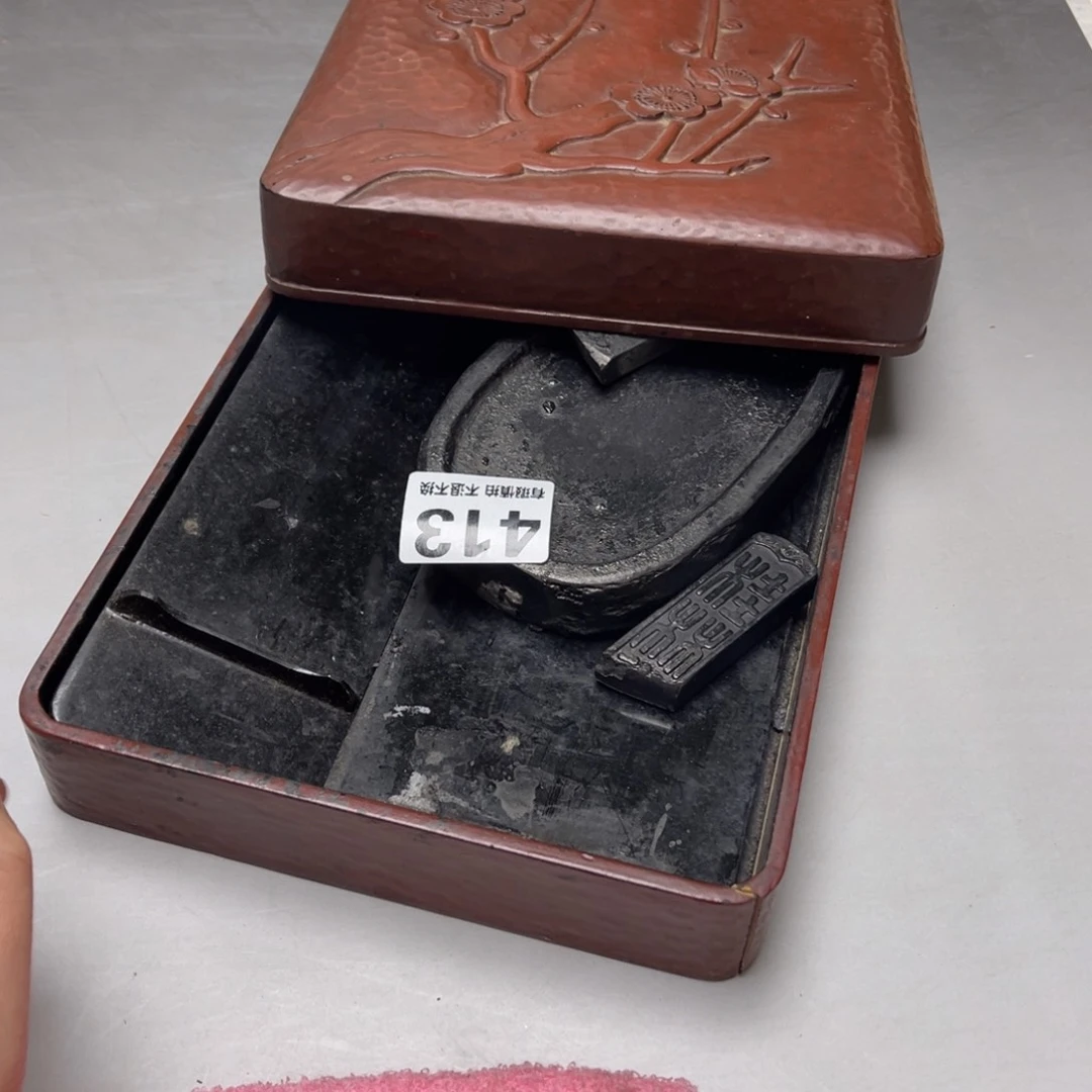 瓷片芳*密密麻麻地排列在一起