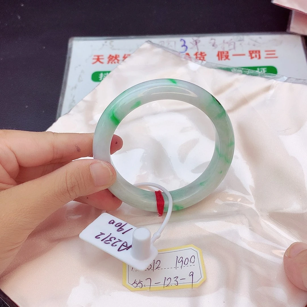翡翠手镯未镶嵌翡翠
