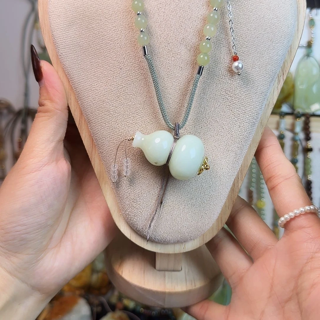 蛇纹石玉未镶嵌颈饰