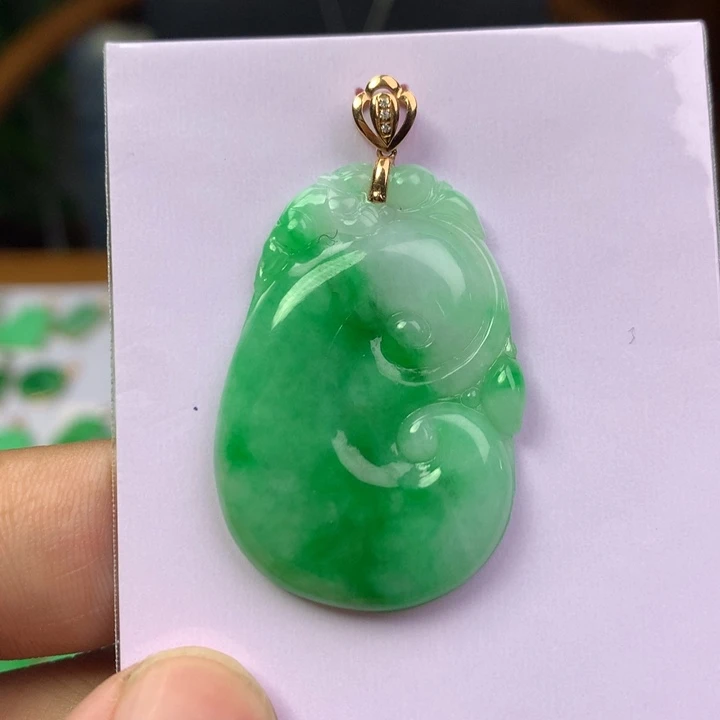 翡翠18K金镶嵌颈饰