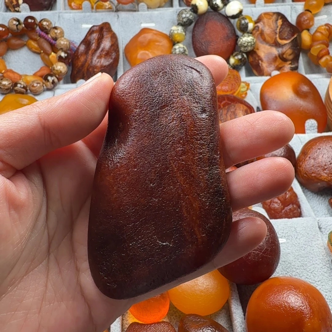 定制琥珀未镶嵌花蜡手把件38克价