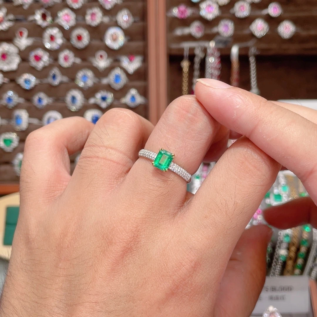 祖母绿戒指18K金镶嵌0.83ct