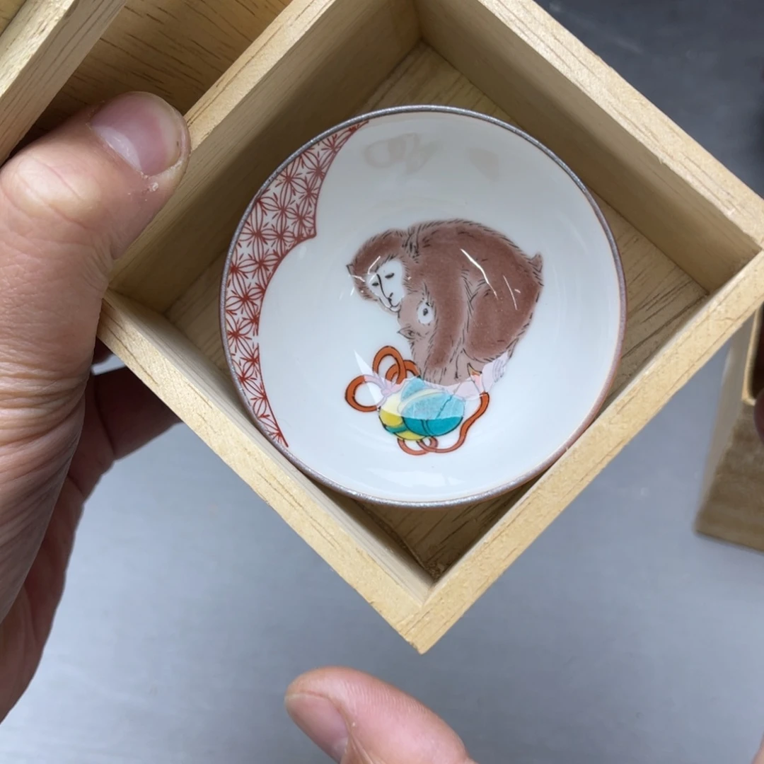 瓷片圆*密密麻麻地排列着一个