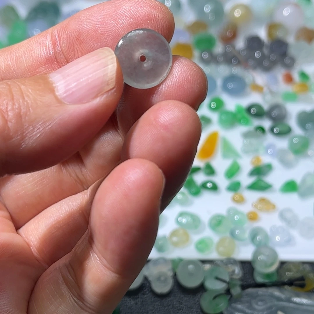 颈饰未镶嵌翡翠平安扣