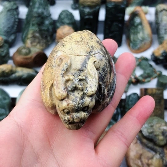 未镶嵌岫岩河磨玉（透闪石质玉）把件