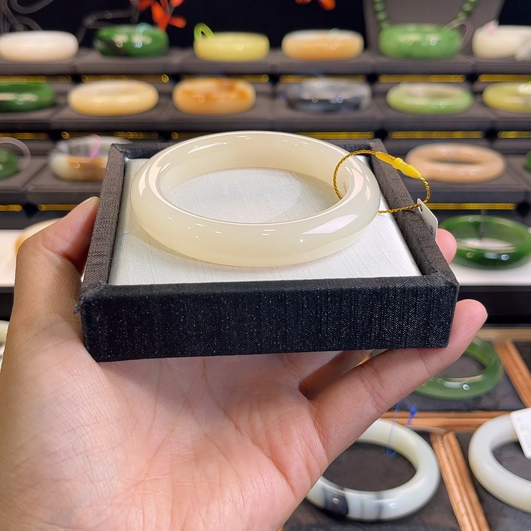 和田玉未镶嵌手镯浅粉