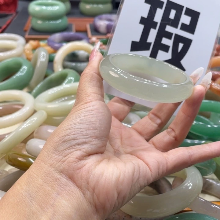 英***姐石英质玉未镶嵌珠宝奇石