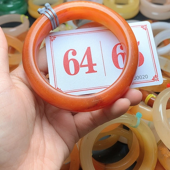 未镶嵌石英质玉（黄龙玉）手镯来****✌