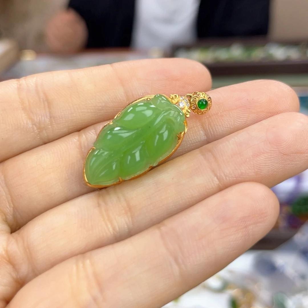 颈饰18K金镶嵌和田玉