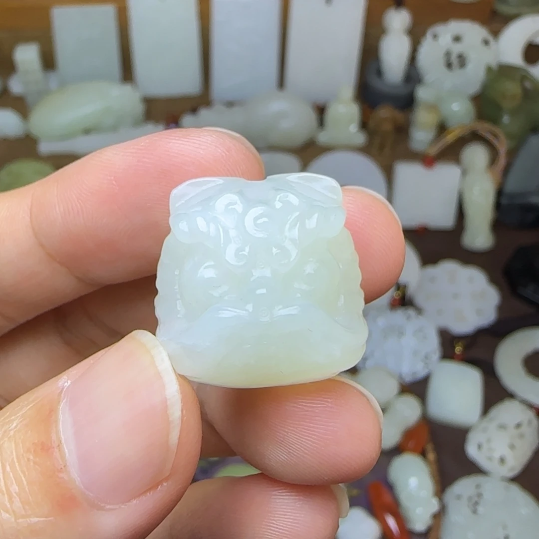 和田玉未镶嵌挂件醒狮