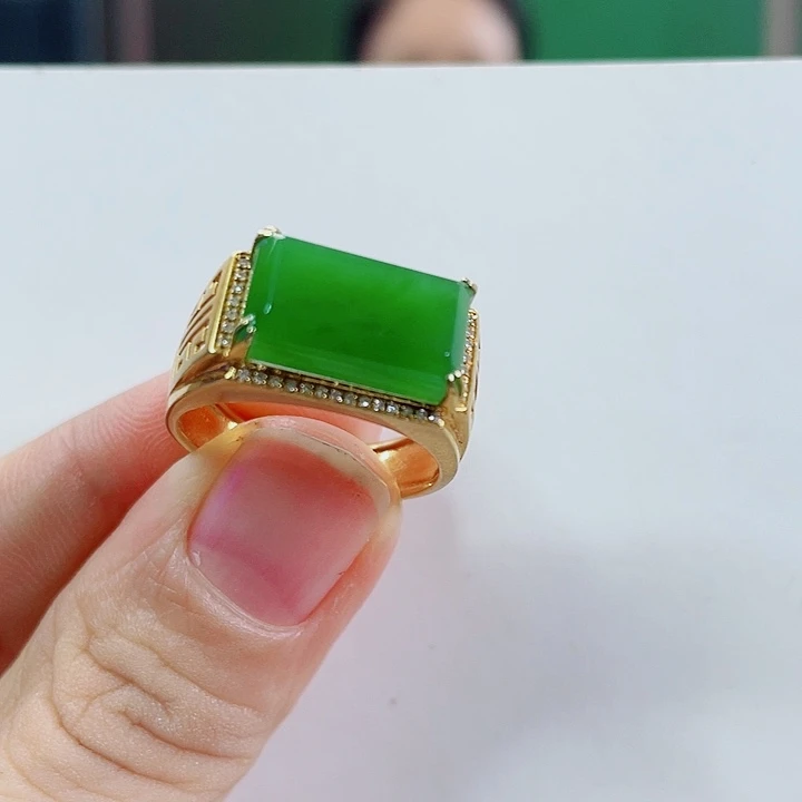 18K金镶嵌戒指和田玉（碧玉）
