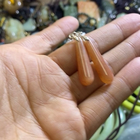 岫玉未镶嵌耳环一对